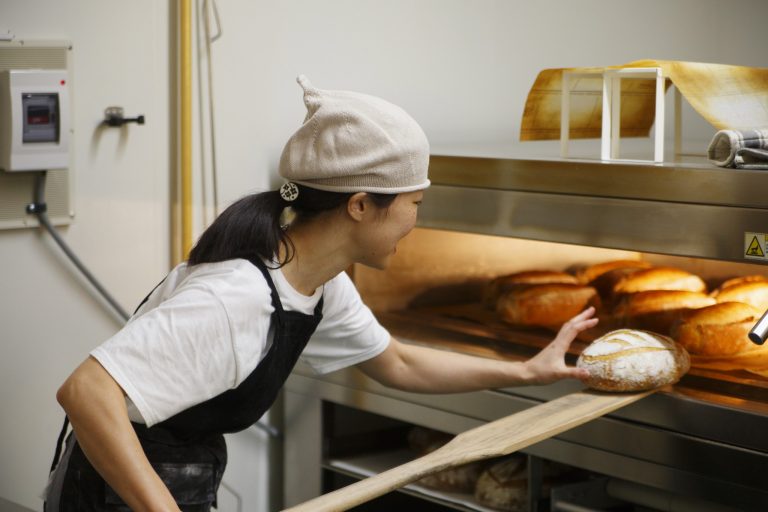 塚本久美さんの師匠は、〈シニフィアン・シニフィエ〉の志賀勝栄シェフ。味の彼方を目指し、毎日ぎりぎりの発酵を追い求める巨匠に鍛えられ、毎日アドリブでパンを焼く離れ業が可能に。