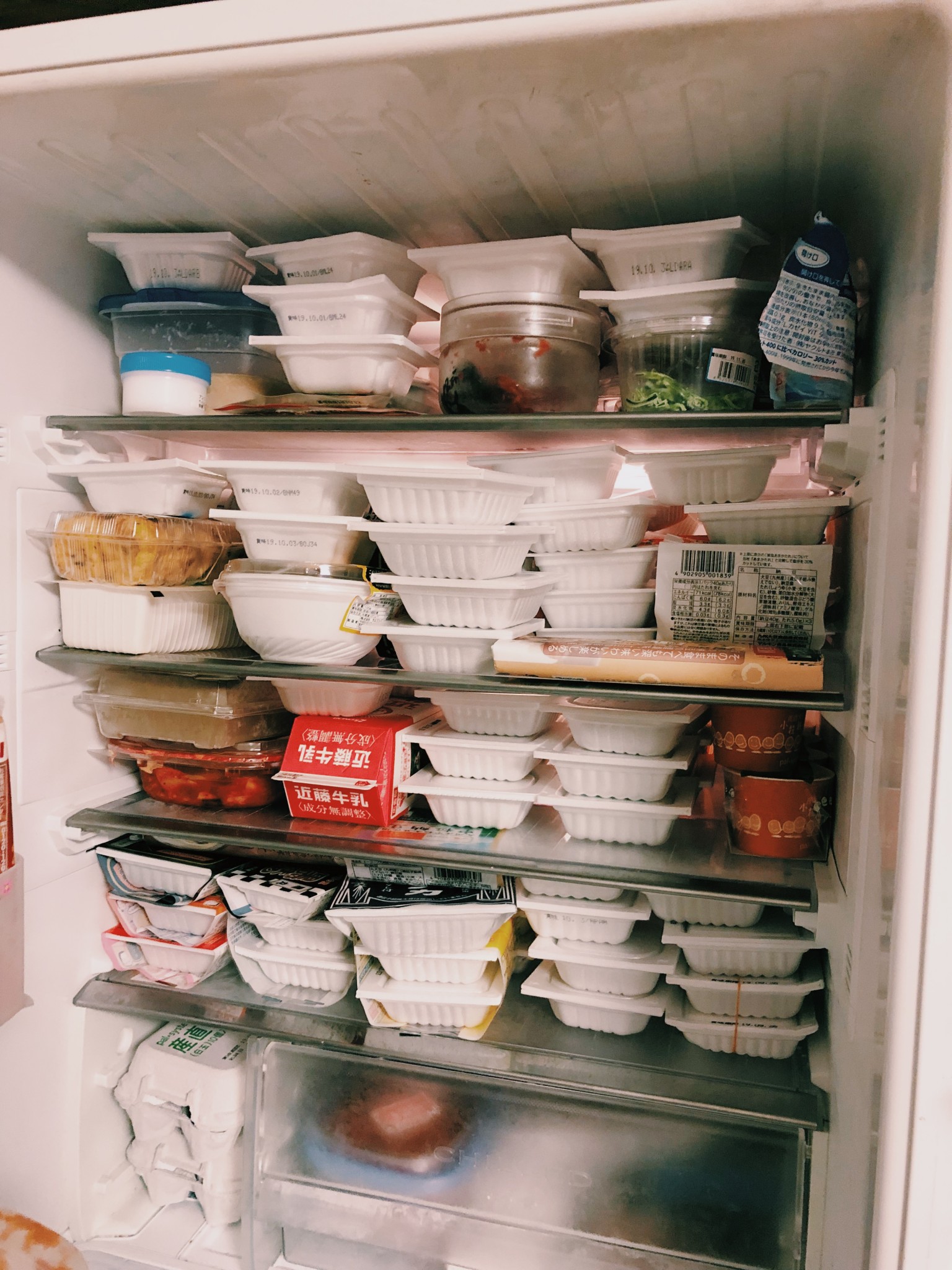 九州にて35種類110パックの納豆を冷蔵庫に収めた様子