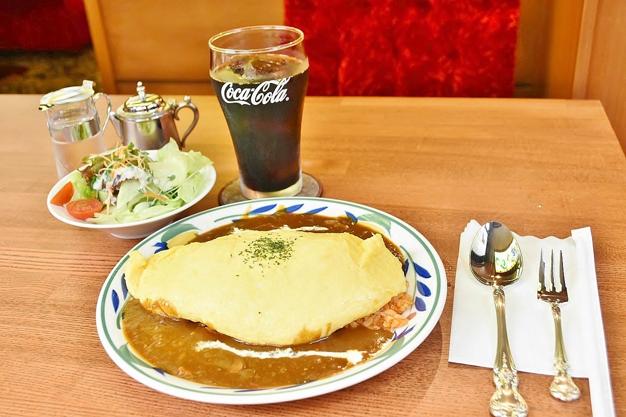 〈COFFEE 西武〉一番人気の「新宿特製オムライス」セットサービスタイムは 1,300円。