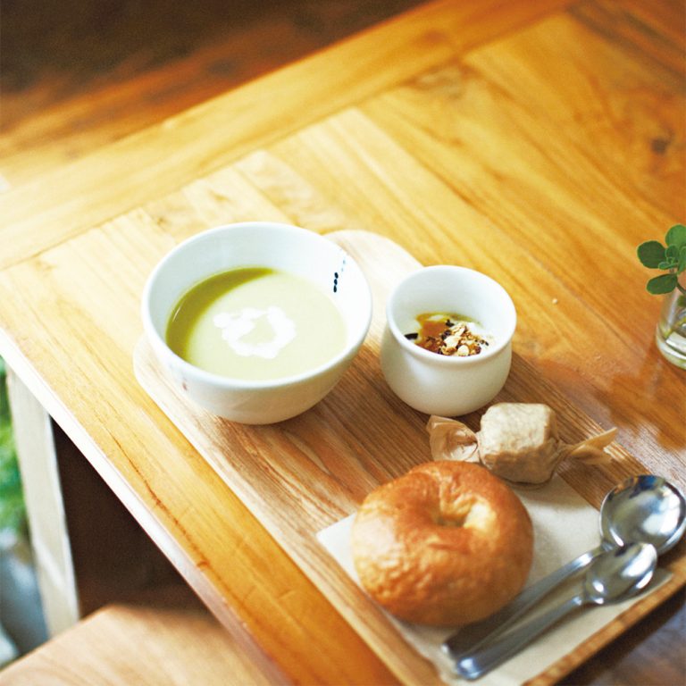 日替わり2種から選ぶスープに、デリとパンのモーニングセット 550円。プラス200円でドリンクも付けられる。