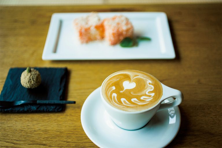 手前は、フラットホワイト 550円。伝統的なスポンジケーキ「ラミントン」630円とともに。 自由が丘 LATTE GRAPHIC