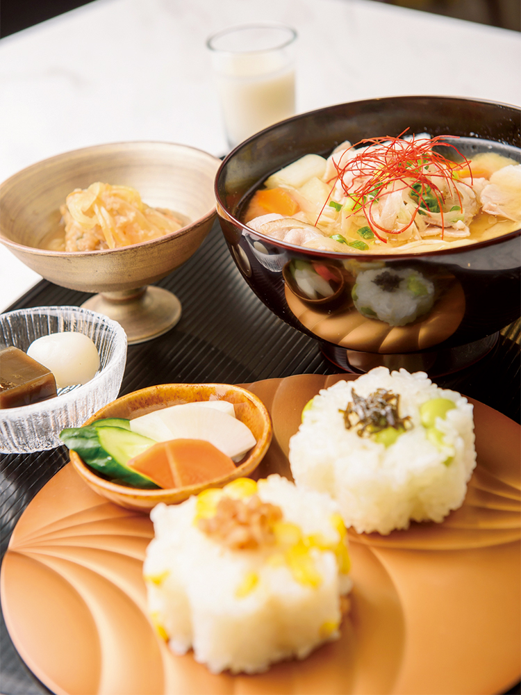 ゴロゴロ野菜がたっぷり入った豚汁は、3種類あるおかずスープで一番人気。田ノ実プレート 1,200円。