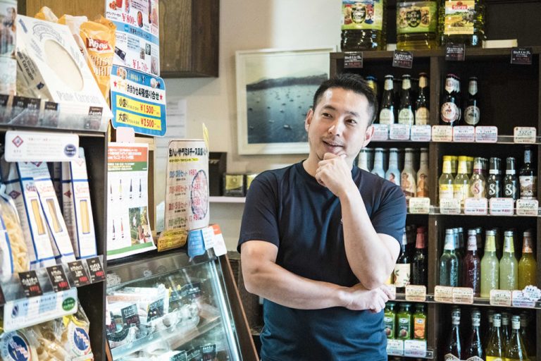 イタリアワインは料理と味わうのが一番の楽しみ方。「『こんな料理に合うワインが欲しい』とか、『そのワインならこの生ハムが合いますよ』とか、お客さまと会話しながら提案させていただいています」(矢立さん) 練馬 エノテカ・アリーチェ