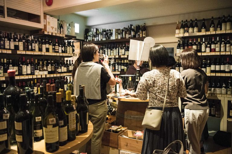 ワイン樽がテーブルに早変わり。店内のスタンディングカウンターやテラス席でもワインを楽しめ、このフランクさもまた、イタリア現地のお店を彷彿とさせます。
