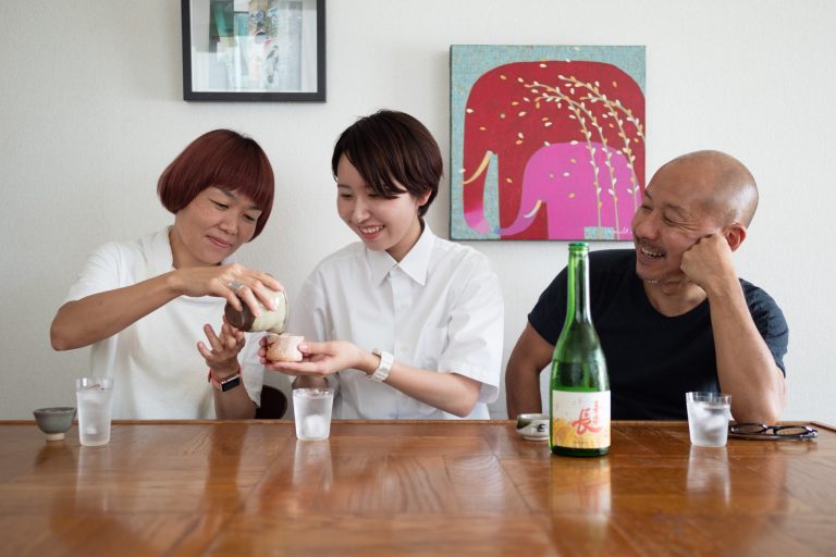 小学校の担任の先生にお酒をついでもらう娘の姿を眺める父・テツヤ 喜楽長 特別純米 ひやおろし