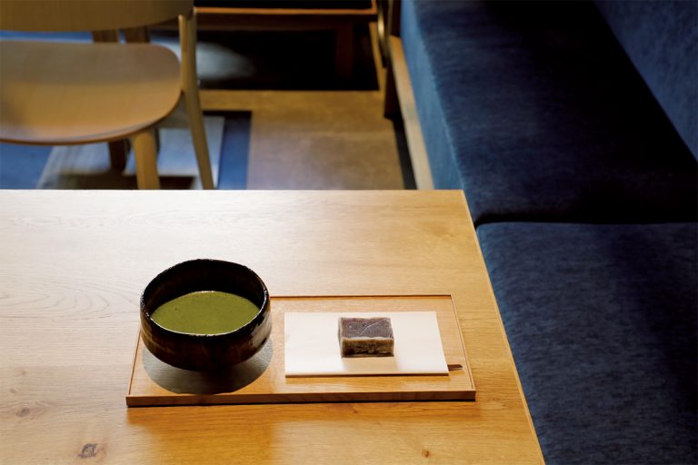 ホテルエントランス横の〈KISSA＆Co.〉では気軽にお抹茶（600円）と和菓子（800円～）をいただける。