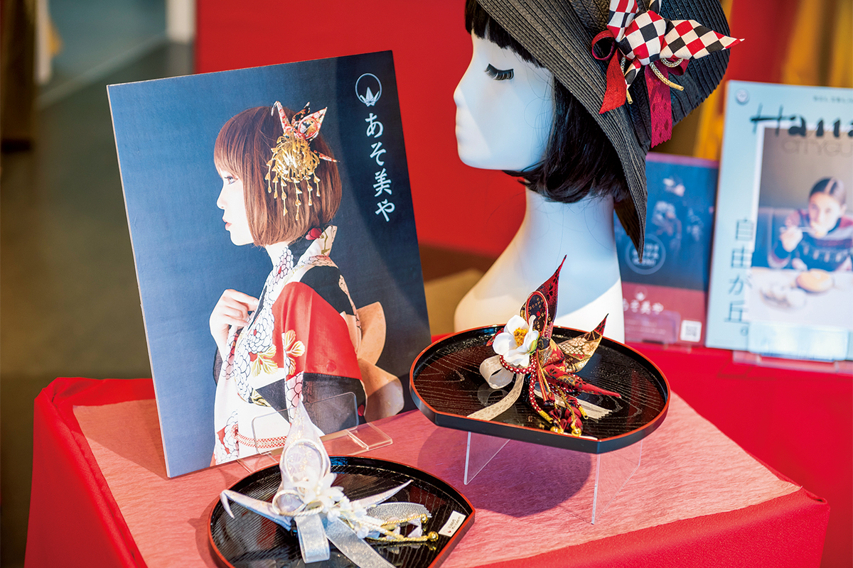 折り鶴をモチーフにした〈あそ美や〉の和テイストのアクセサリーは若い女性や外国人にも人気。
