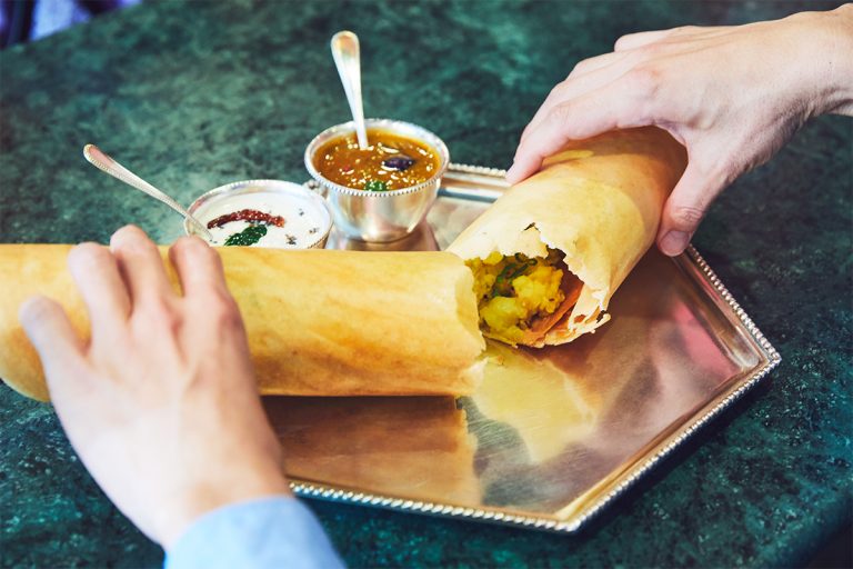 マサラドーサ 1,600円。豆粉と米粉を発酵させ薄く焼いた生地で、スパイスで炒めたポテトを包んだもの。サンバル、チャトニが付く。 190821hnkKMY_1200_bDN