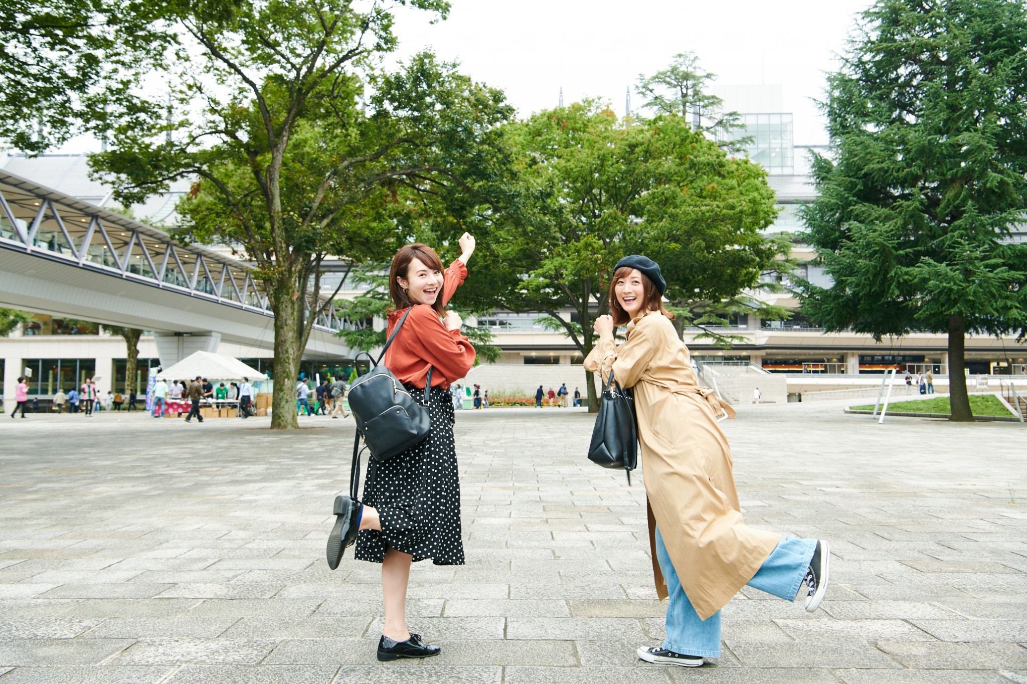 右：小松彩夏さん。女優、グラビアタレントとしてテレビや雑誌等で活躍。左：小林真琴さん。美容関連会社勤務、趣味は音楽鑑賞、スポーツ、食べ歩き。