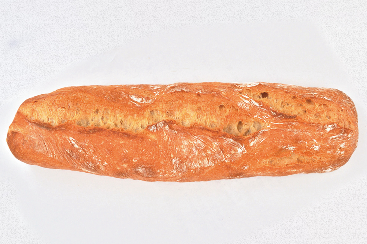 長時間発酵のフランスパン 200円（大）。軽いのにここまで味わい深いとは。