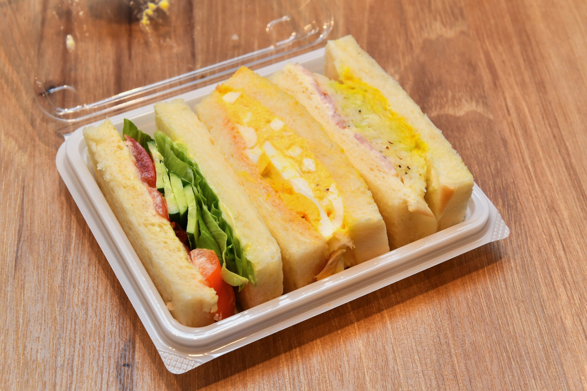 玉子と野菜サンド2種のセット「玉子MIXサンド」390円（税込）。
