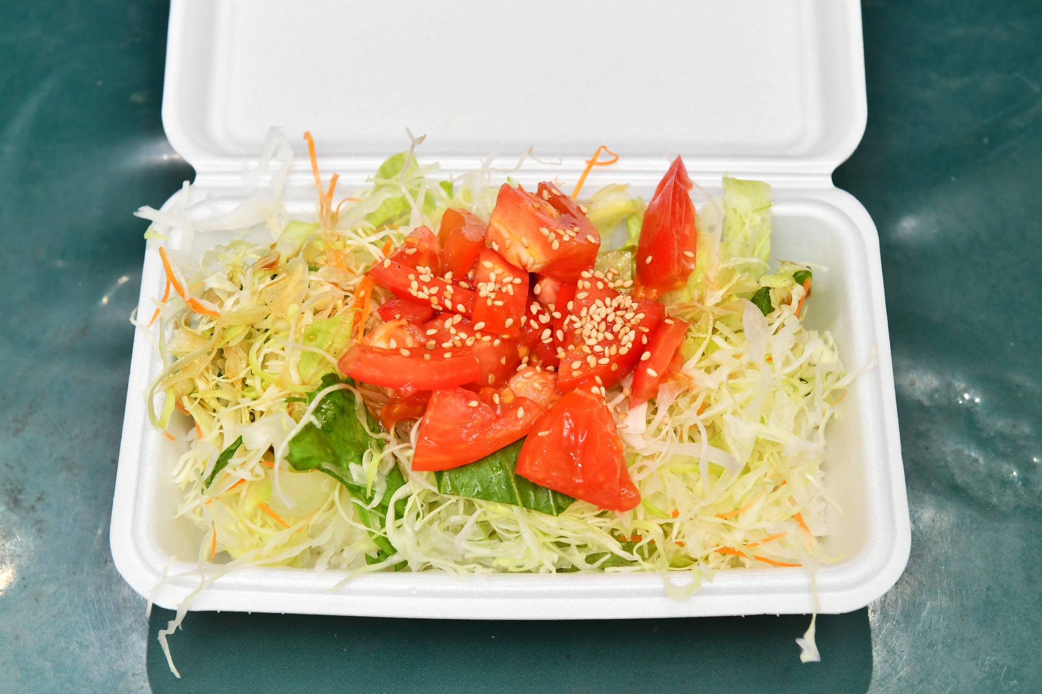 「サラダライス弁当」はおかず、サラダライス、みそ汁のセットで500円！