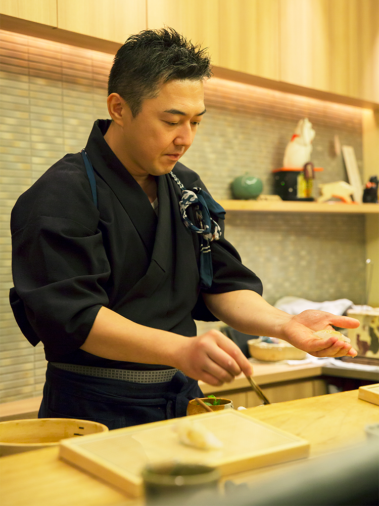 4歳で寿司職人を志した藤田さん。味の一体感を計算し尽くした緻密な寿司や料理を作るのが信条。