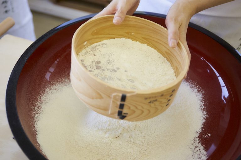 今回使うのは北海道産の蕎麦粉。つなぎとなる小麦粉と合わせます。