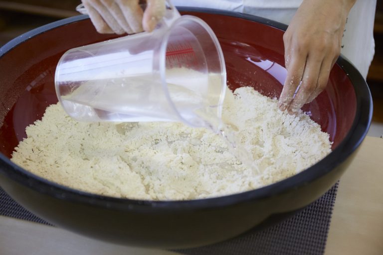 1回目の加水は蕎麦の香りやうまみを最大限に引き出します。 江戸流手打ち蕎麦 鵜の会 趣味
