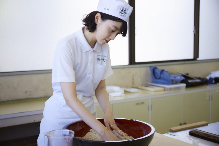 先生のドライな対応にもめげず、懸命に粉を混ぜ続けるおみゆさん。 江戸流手打ち蕎麦 鵜の会 趣味