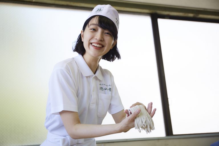おみゆさん、自分で切った蕎麦を手にちょっと得意気です。 江戸流手打ち蕎麦 鵜の会 趣味