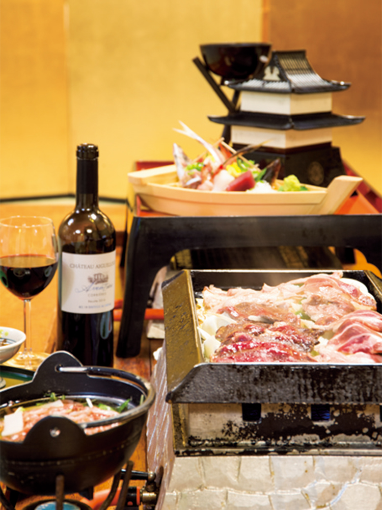 ジビエ肉を焼く「大名焼」と赤ワインはフランス帰りの太郎のアイデア。