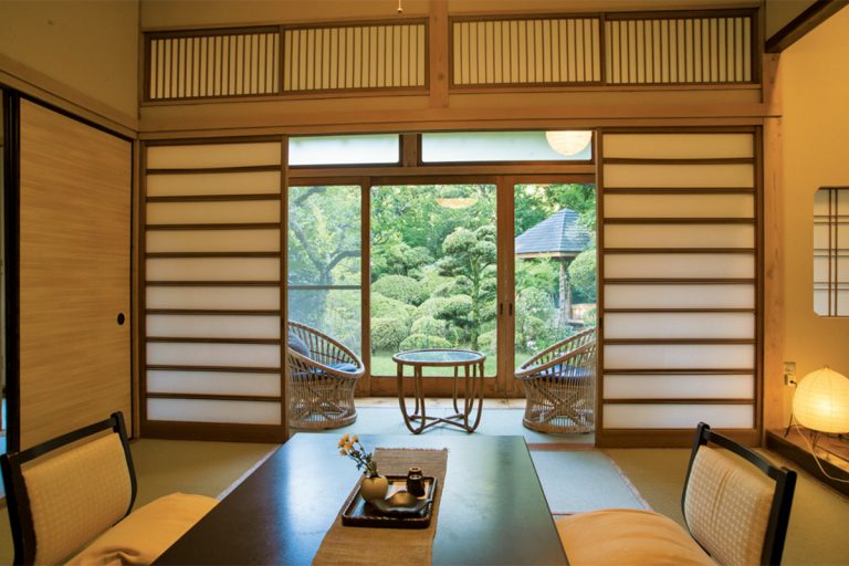 太郎の愛した端正な日本庭園に面した二間続きの特別室。趣はそのままに、快適にリノベされて今も健在。