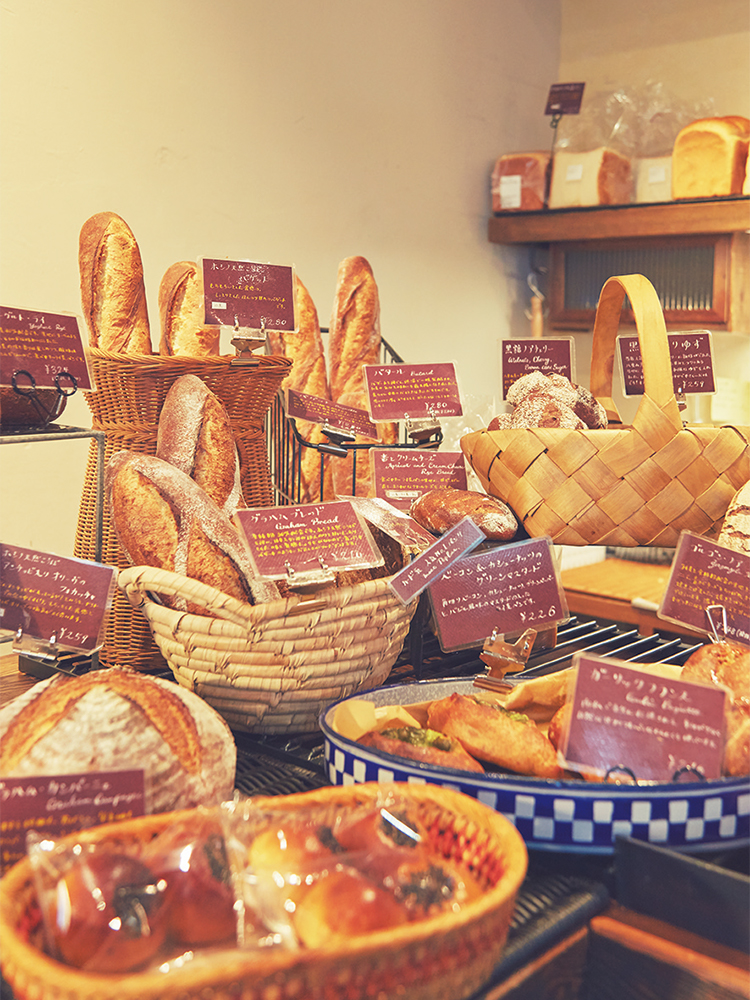素材の味を堪能できるバゲットなど、ハード系のパンも豊富。ソフト系も充実し全5種ある食パンも人気。