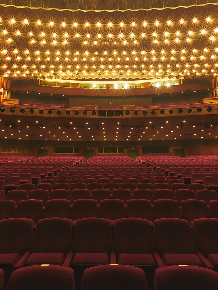世界でも屈指の舞台機構により、スペクタクルなショーも楽しめる大型劇場。昨夏の改装で場内の絨毯と客席を一新し、エントランスの照明を増やしたことで、より華やかになった。