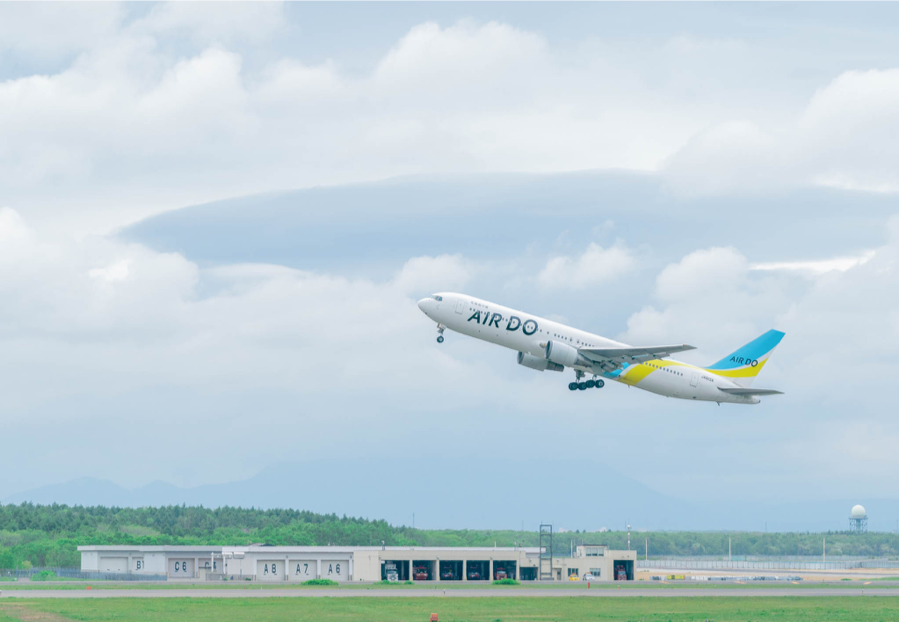 「北海道の翼」のシンボル、水色と黄色の鮮やかなラインで旅気分も上がる（写真提供：AIRDO）