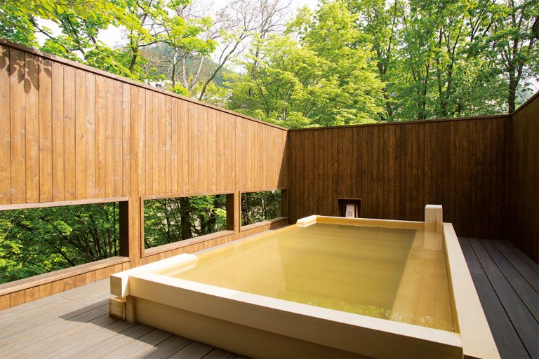 露天風呂は2種類。写真の「檜造りの露天風呂」は軽やかな雰囲気。