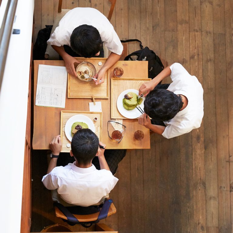 修学旅行男子も訪れる。 〈うめぞの CAFE & GALLERY〉