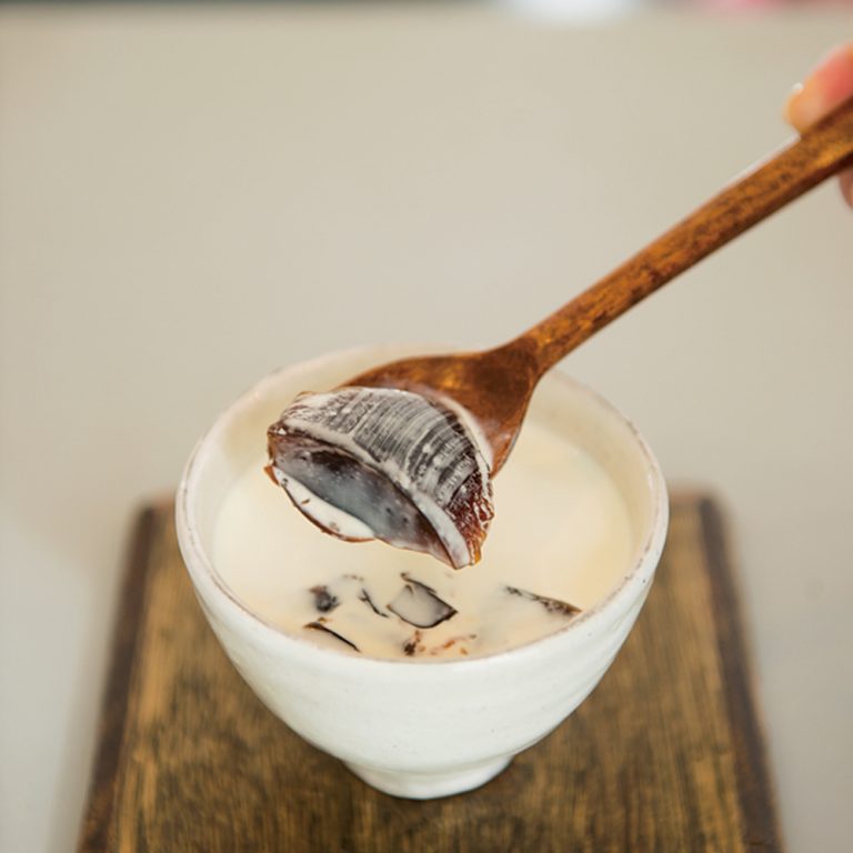 「コーヒーゼリー」500円(税込)。奈良県在住の陶芸作家・李ススムの器もいい。 〈八百コーヒー店〉/千石