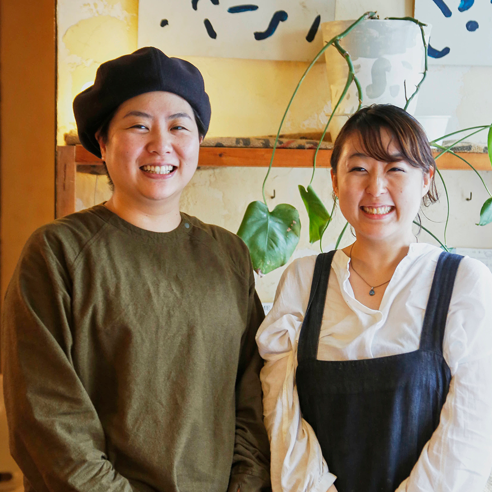 店主 小助川麻里耶さん（左）・田尻 紡さん（右）／飲食店の同僚だった2人で5年ほど前にオープンさせた。2人の掛け合いも店の魅力の一つ。
