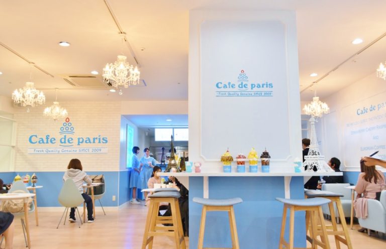〈Cafe de paris〉のロゴやインテリアもカワイイ。