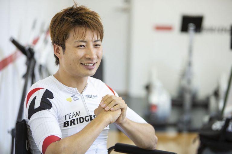 インタビューではテンポよく明快な答えが返ってくる。トークもお上手! 自転車 橋本英也選手