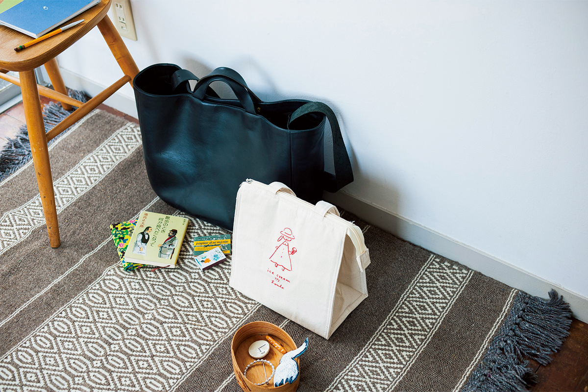 普段も愛用している肩がけもできるバッグに、ブローチや紙のお香を入れて旅へ。保冷バッグは旅先でお菓子を購入する際に便利。