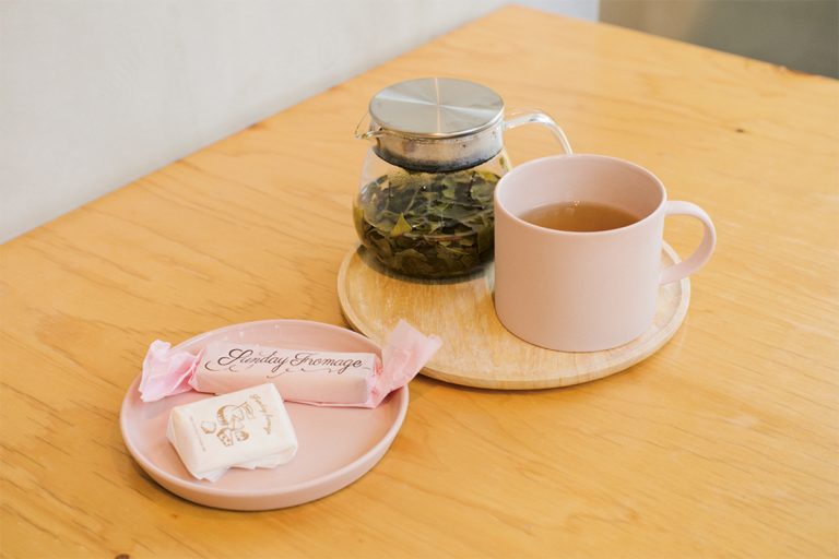本日の1煎茶（オーガニック烏龍茶）500円。茶葉は宮崎の〈宮崎農園〉のもの。〈sundayfromage〉のチーズ（1,500円）は写真映えばっちり。〈MOHEIM〉のマグは購入可能、1,600円。