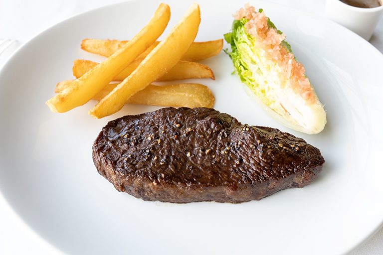 「”飛騨牛”ランプステーキのポワレ 胡椒風味 自家製フレンチフライ」追加料金 ランチ 2,500円、ディナー 2,000円。 400_steak01
