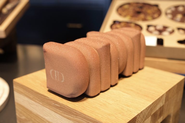 「ビュッシュ・ド・ノエル」9,000円(送料込み、羽田空港を除く全店舗で販売)。 99695836-0789-4C12-A1B9-14ABDE193A89-10486-00000286962F8D38