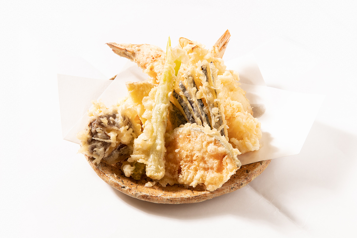 そばと天ぷらがセットになった「天せいろ」2,550円（税込）は、旬の野菜が楽しめる。ほかにも季節の具材を使ったメニューが豊富。
