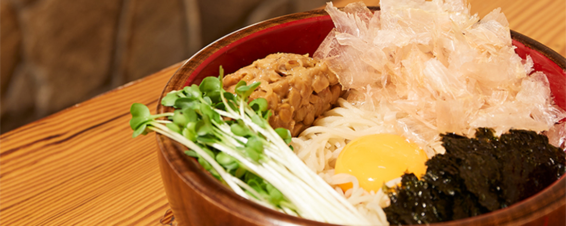日本橋エリアの老舗蕎麦屋3選！“つゆ”にこだわる旨味たっぷり「カレー南蛮」も。