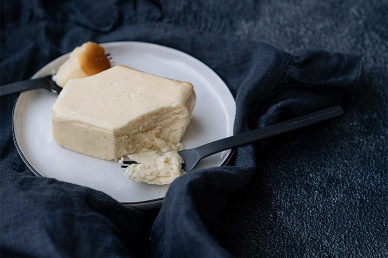 オーナーのおすすめは白ワインや軽い赤ワインとのマリアージュ。 04_cakesample-768x511