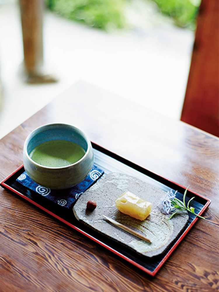 刻んだ梅が入った梅ようかんと抹茶のセット 650円。