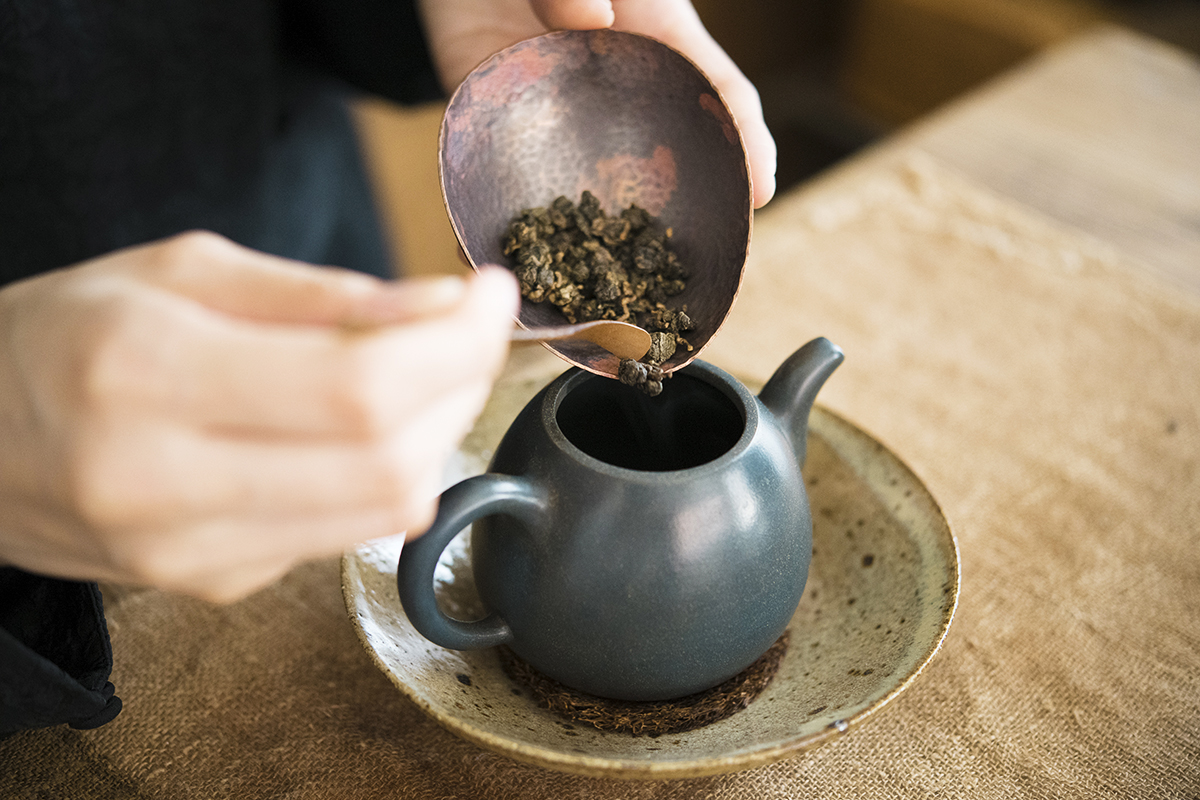 茶葉は茶壺の底が見えなくなるくらいが適量。