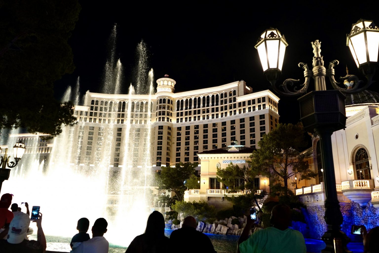 ホテル正面から見る夜の噴水ショーも大人気！