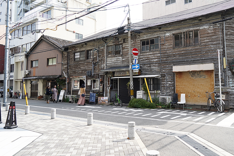 中崎町にある築70年以上という木造の建物にはカフェなどが入居。