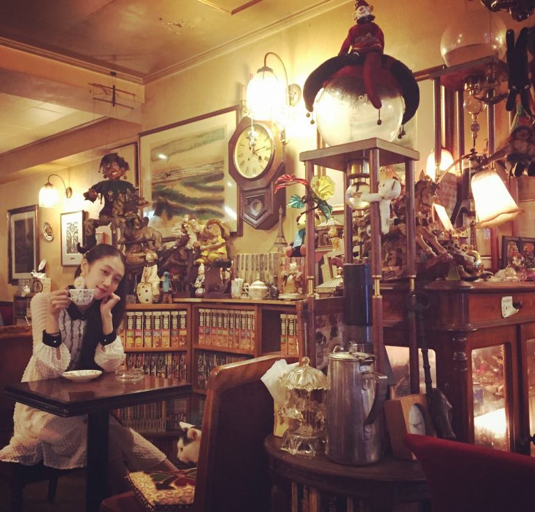 〈カフェ アルル〉新宿 〈カフェ アルル〉新宿