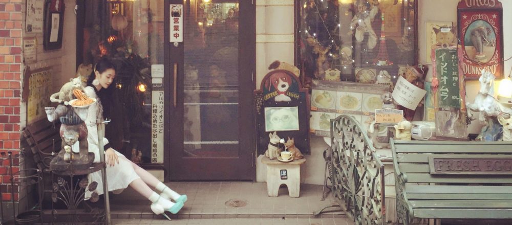 猫のいる喫茶店から、絶品フレンチまで。隠れた魅力がいっぱいの新宿さんぽへ!