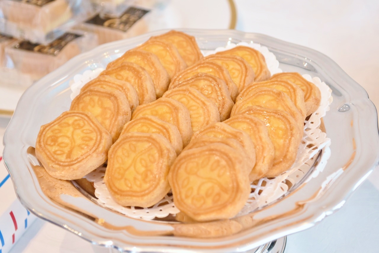 昭和初期から作り続けている〈資生堂パーラー〉を代表するお菓子の「花椿ビスケット」。