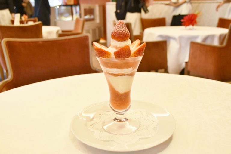 資生堂パーラーの人気パフェといえば「ストロベリーパフェ」1,800円。 DSC_0769