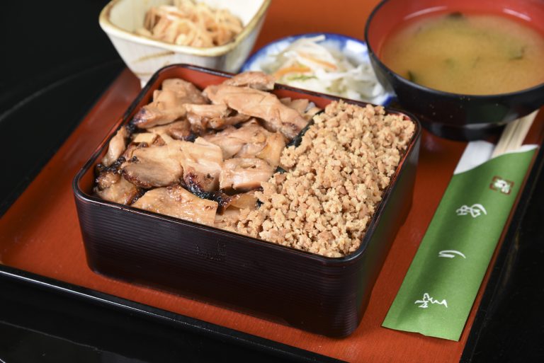こぼれ落ちそうなひな肉、そぼろ、海苔がのって大満足のボリューム。 京橋 京ばし とり安
