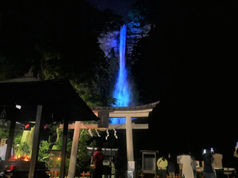 ライトアップされた迫力満点の滝! kumanokodou39