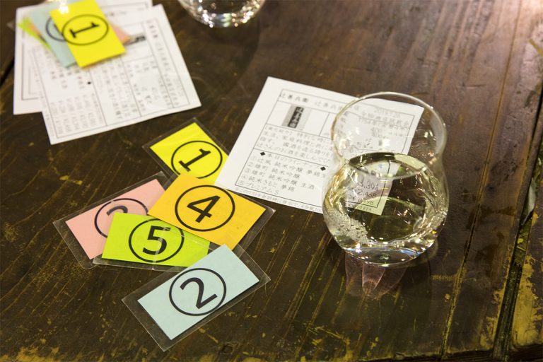 月1~2回開催される利き酒イベントでは参加者による投票も行われる。 新川 今田商店